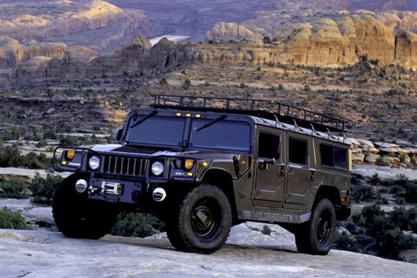 Следвайки същата логика, GM убива и друга прочута, макар и много по-млада марка - Hummer. В началото на 90-те светът е очарован от големите военни камиони, които се сражават в Ирак - M998 Humvee. За да се възползва от този интерес, през 1992 г. AM General започва да произвежда гражданската версия на Humvee, наречена Hummer. Седем години по-късно AM General продава правата за производството на GM и продължава да ги сглобява за гиганта от Детройт. С годините оригиналният Hummer става известен като H1, следван от H2 и H3. Като ненаситна марка Hummer не успява да мине подбора, когато GM се опитва да спаси кожата си. Продажбата на марката на китайците пропада и тя потъва в забвение.